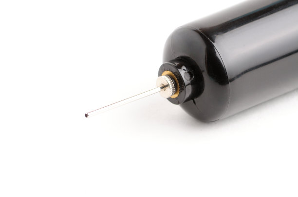 在白色背景上抽气的泵和针图片下载