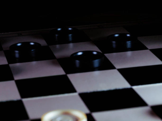 与跳棋棋盘。游戏的概念。棋盘游戏。的爱好。在游戏场上进行的跳棋。图片下载