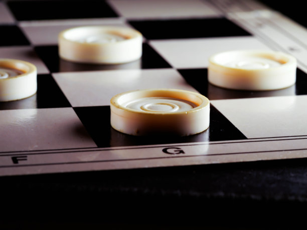 与跳棋棋盘。游戏的概念。棋盘游戏。的爱好。在游戏场上进行的跳棋。图片下载