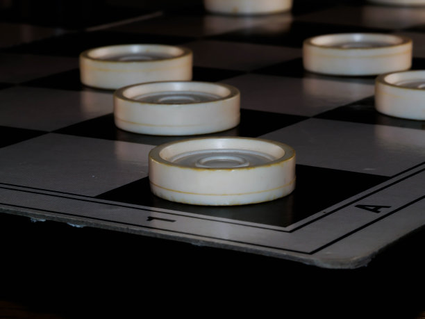 与跳棋棋盘。游戏的概念。棋盘游戏。的爱好。在游戏场上进行的跳棋。图片下载