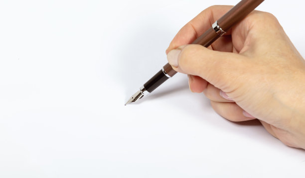 女人的手拿着钢笔图片下载