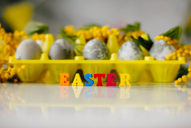 字母复活节背景彩色彩蛋。明信片。家庭传统的概念。有选择性的重点。图片下载