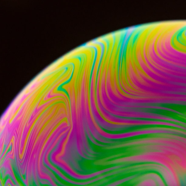 肥皂泡沫上的粉红色、黄色和绿色图片下载