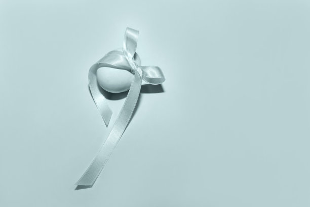 一个带着丝带的彩绘蛋的特写图片下载