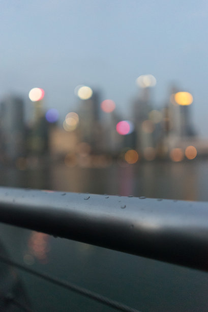 新加坡城市的雨景图片下载