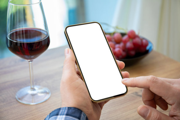 男性手握金色手机与隔离屏幕在咖啡馆图片下载