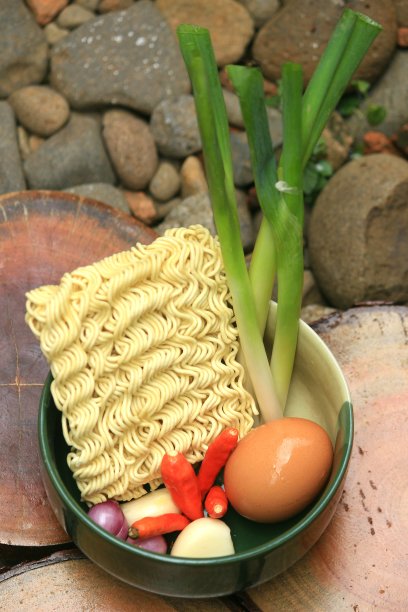生食面条和辣椒蔬菜，葱，葱，大蒜和鸡蛋。准备做饭图片下载