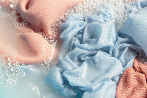 湿衣服与肥皂泡特写俯视图。图片下载