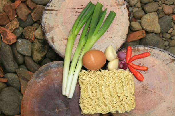 生食面条和辣椒蔬菜，葱，葱，大蒜和鸡蛋。准备做饭图片下载