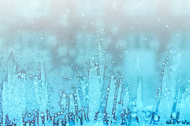 玻璃上有霜冻的图案。美丽的冬天背景。圣诞和新年。图片下载