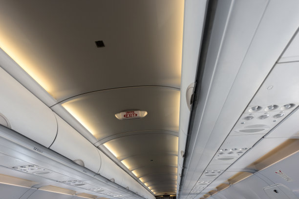 飞机客舱的紧急出口标志图片下载