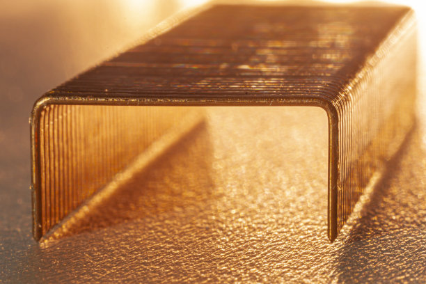 铜钉特写拍摄在棕色调。图片下载