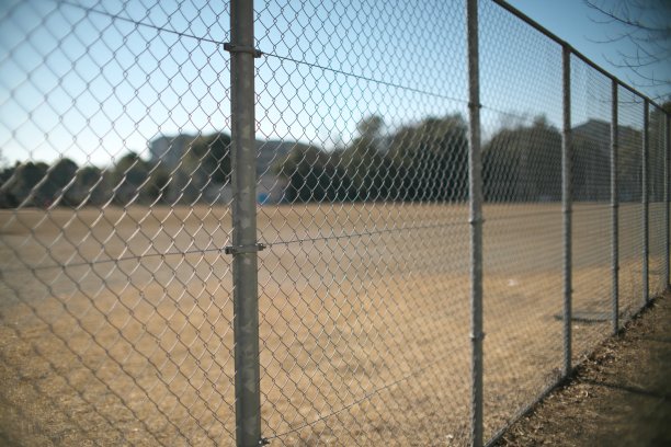 深谷的丝网栅栏图片下载