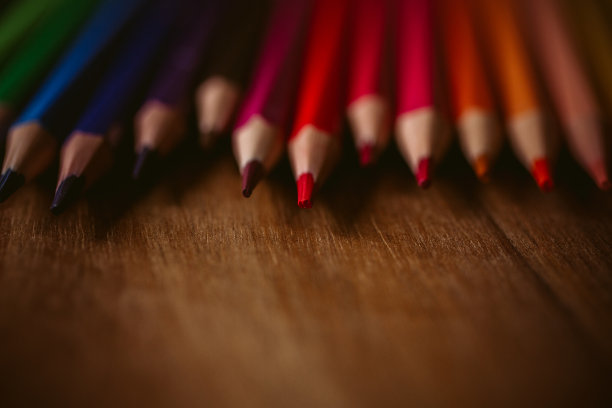 近距离观看彩色铅笔在木制背景与选择性焦点。回归学校和教育理念。蜡笔背景设计图片下载