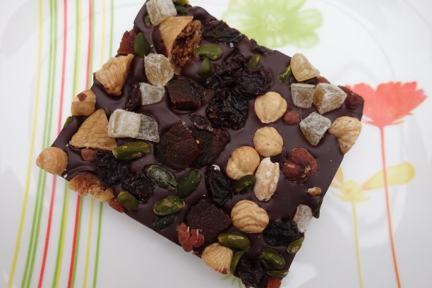 美味的黑巧克力配干果法国美食图片下载