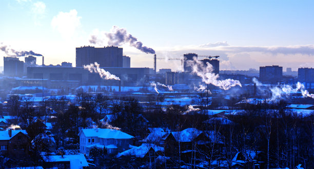冬季是这个城市的私人和工业部门。图片下载