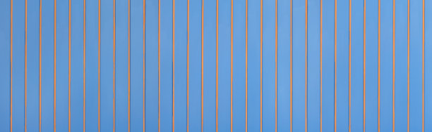 蓝色木墙与应用，垂直，橙色木条图片下载