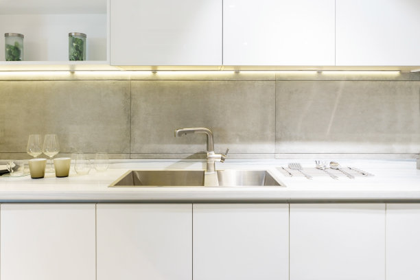 不锈钢厨房水槽和自来水在厨房。公寓厨房的内部。内置的电器。厨房电器。家用电器图片下载