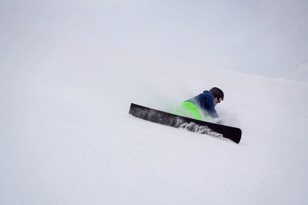 滑雪障碍选手早上在雪坡上摔倒图片下载