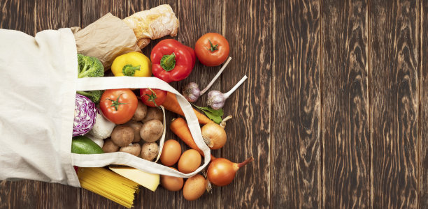 可重复使用的布袋与杂货木质背景与复印空间。图片下载