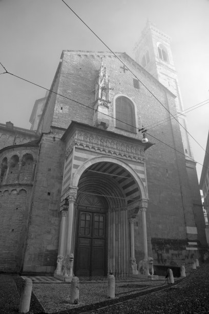 圣玛利亚大教堂在晨曦和大雾中图片下载