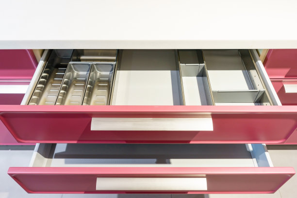 打开的厨房抽屉里面有盘子，厨房存储和组织的一个聪明的解决方案图片下载