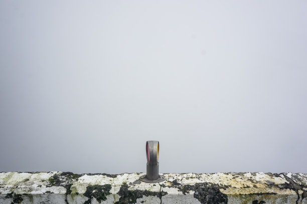 在山路上的路障上的道路反射器图片下载