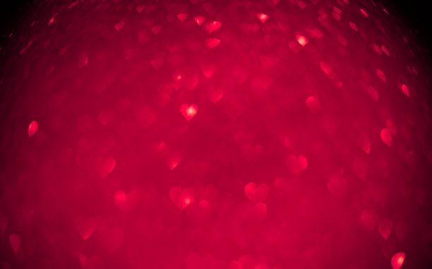 红色背景的心模糊了，侧面的散焦图片下载