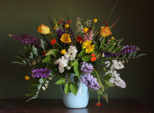 春天的一束花园里的鲜花。图片下载