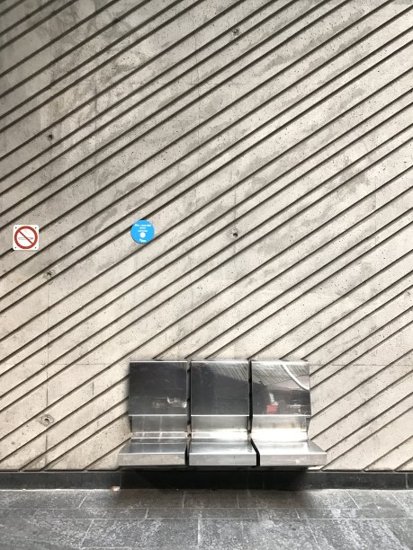 空的金属长椅上图片下载