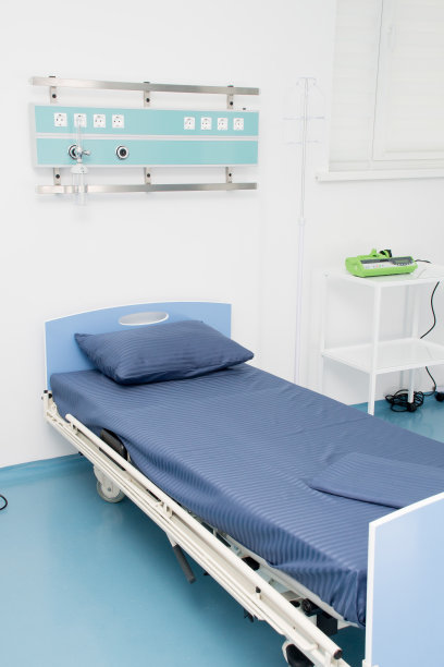 带氧气浓缩器的现代空病房。重症监护室配备了现代化的医疗设备图片下载