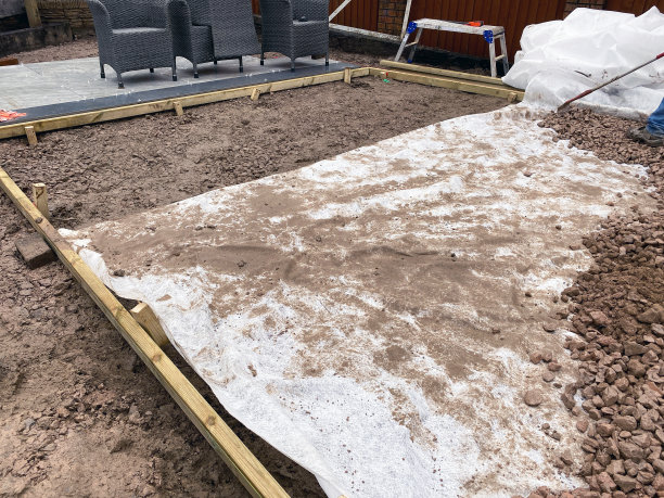 正在铺设人造草的地基图片下载