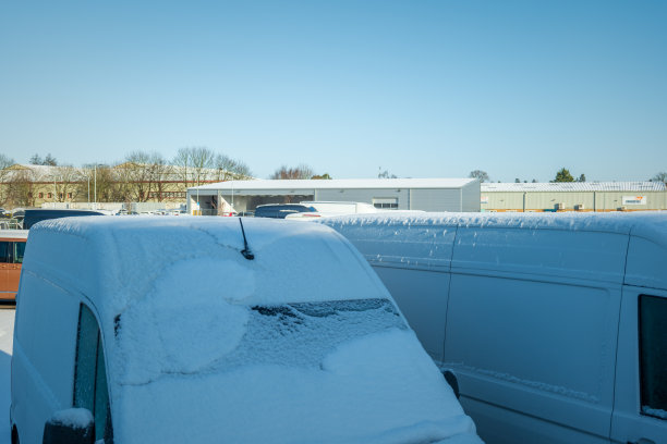 英国，一辆货车停在冬天下雪的路上图片下载