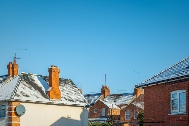 在英国，房子的屋顶上覆盖着冬天的雪图片下载