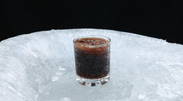 一杯加冰的可乐图片下载