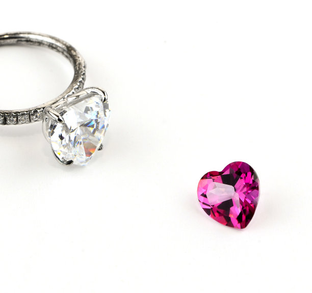 粉色心形宝石，金属戒指首饰图片下载