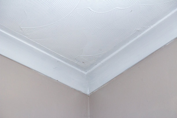 有裂缝的天花板需要修理或翻新。图片下载