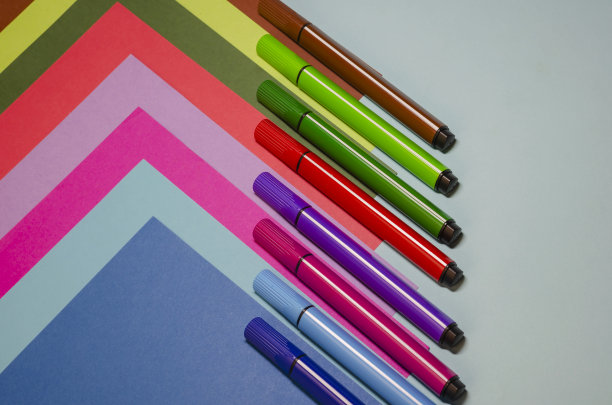 用彩色毡头笔和彩色纸创作的几何构图。图片下载