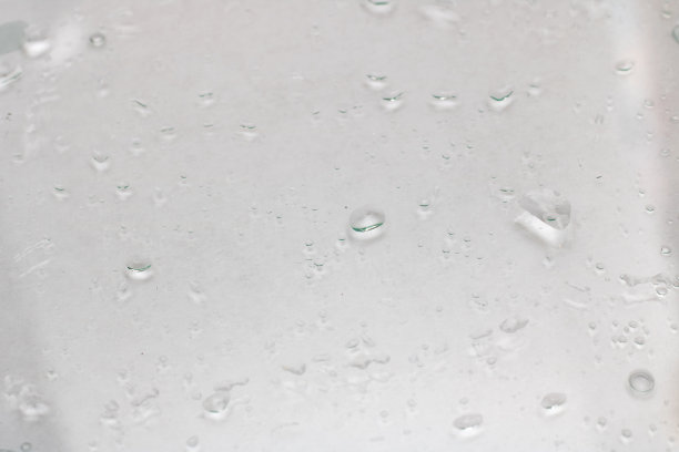 水珠落在灰色的玻璃上图片下载