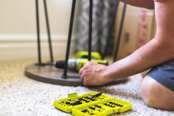 使用无绳电钻在家庭改造项目中工作的成年男性照片系列图片下载