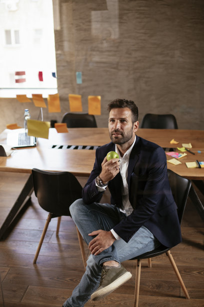 会议室的商人在玻璃墙上使用便利贴。图片下载