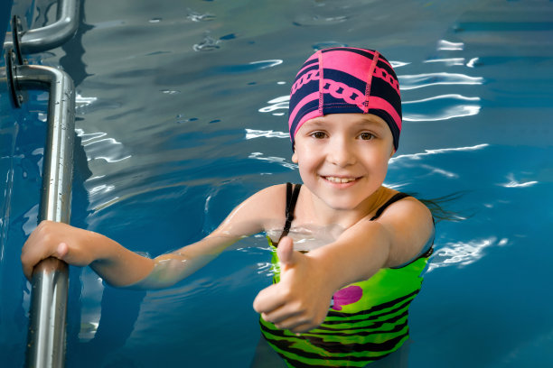 一个小女孩在室内游泳池的肖像图片下载