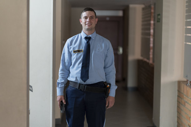 一名建筑警卫穿着制服微笑着看着摄像机的肖像图片下载