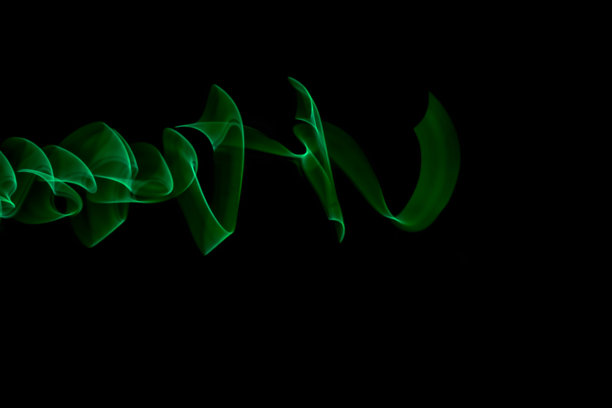 黑色背景上的绿色抽象光迹图片下载