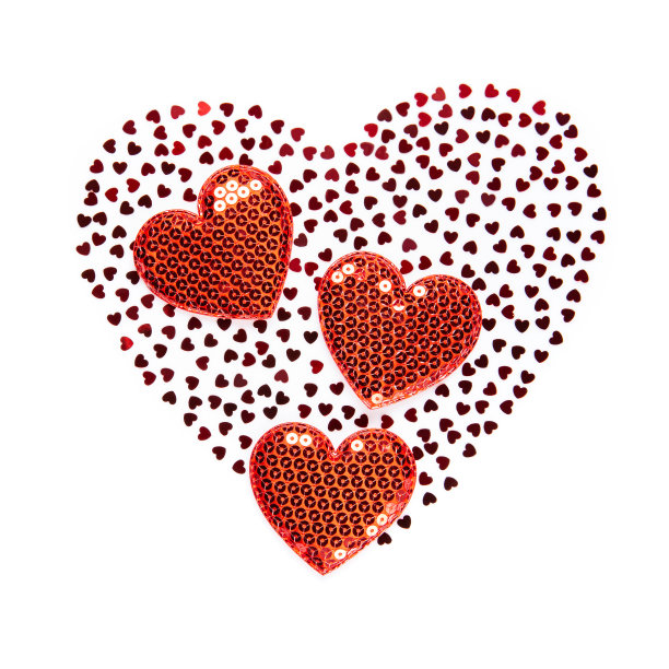 心形符号由白色上孤立的小红心组成。情人节装饰，爱的概念。俯视图，平放。图片下载