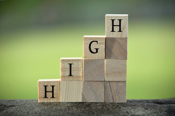 高文本木方块上的大石头和绿色模糊的背景图片下载