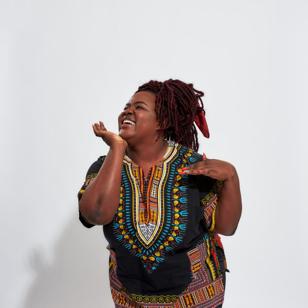 快乐的年轻女子，梳着脏辫微笑着图片下载