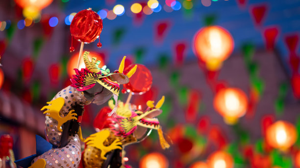 模糊的背景剪纸龙的照片在中国新年图片下载