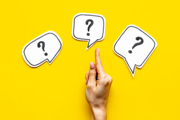 问号上的语音气泡与手，俯视图。解决方案的概念图片下载