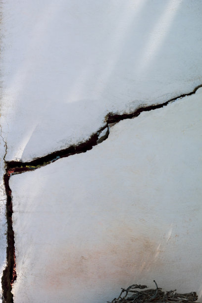 建筑外墙破损严重开裂。图片下载